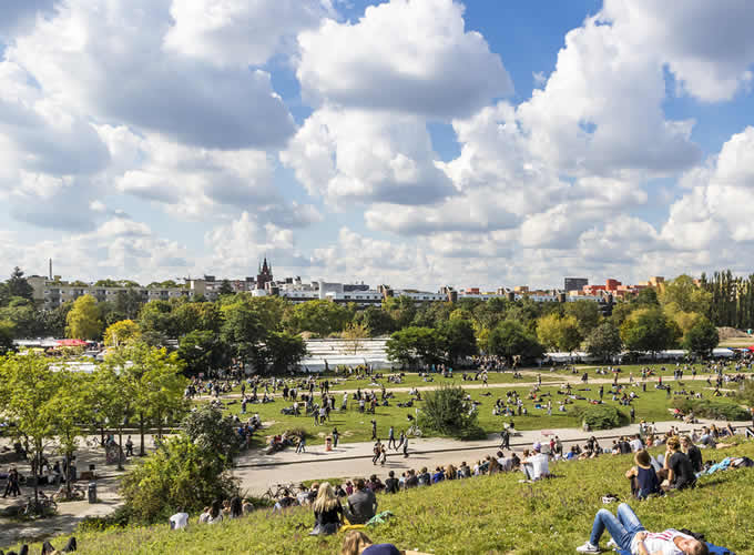 Parque Mauerpark em tarde ensolarada