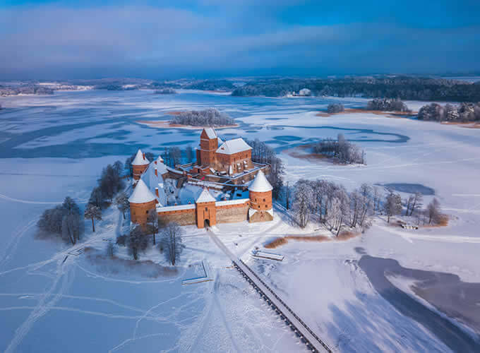 Lago ao redor do Castelo Trakai congelado